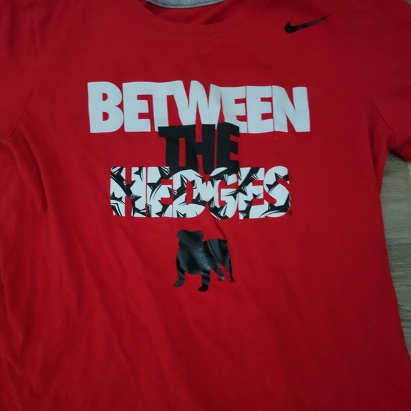 University Of Georgia Bulldogs Nike DriFit NCAA Between The Hedges TShirt Kids L - Picture 2 of 15